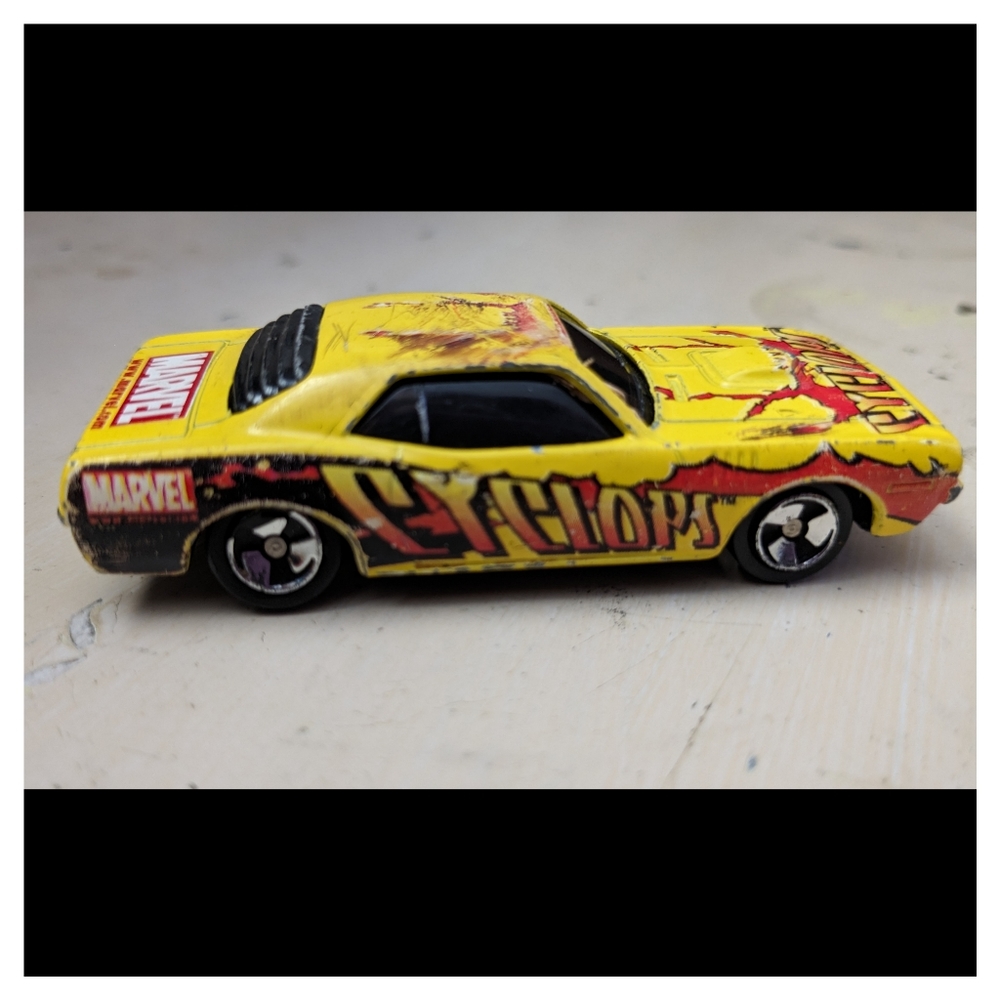 Vintage 2002 - Maisto Plymouth Hemi Cuda - Marvel Cyclops Diecast Car